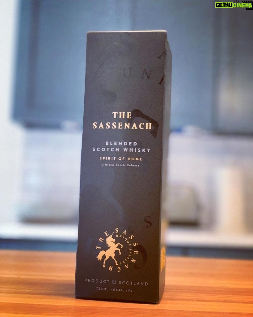 Tom Ellis Instagram - Thanks @samheughan Can’t wait to try some of your home brew ❤️#alovelyweedram #sassenachwhisky