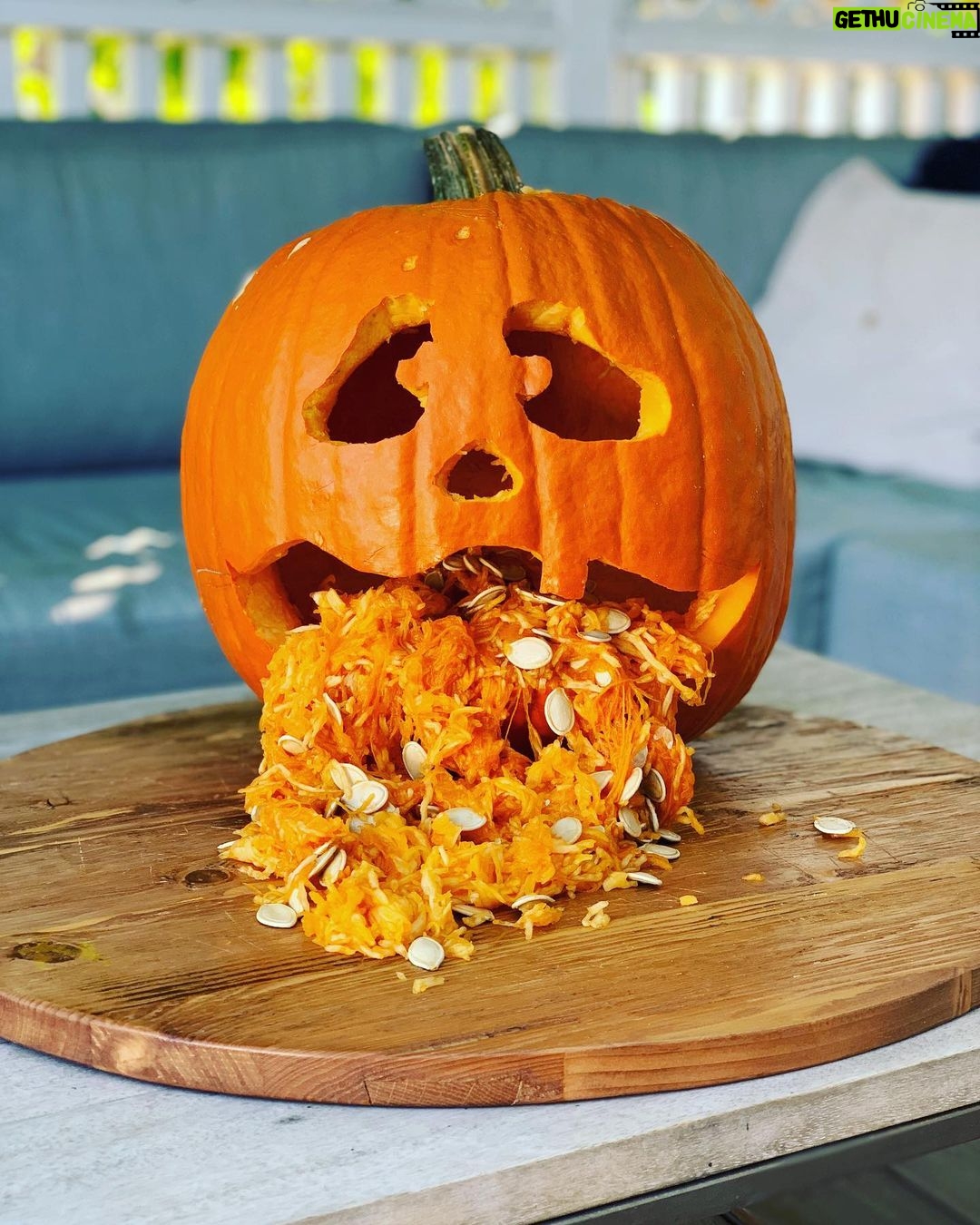 Tom Ellis Instagram - Happy Halloween!!! Fierce competition this year in the pumpkin carving competition 🎃