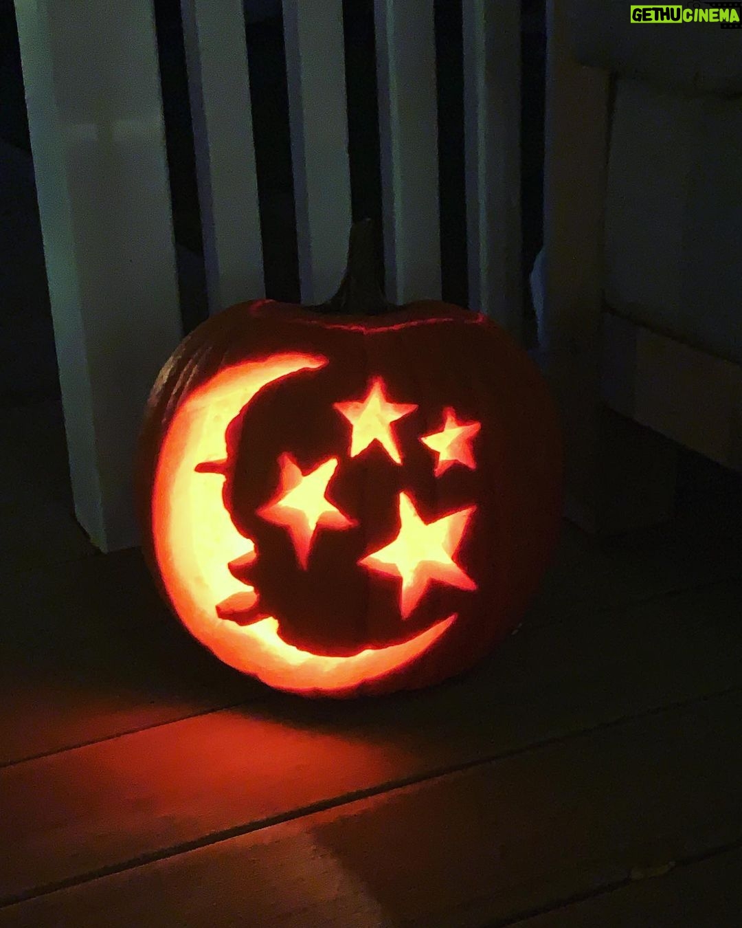 Tom Ellis Instagram - Happy Halloween!!! Fierce competition this year in the pumpkin carving competition 🎃