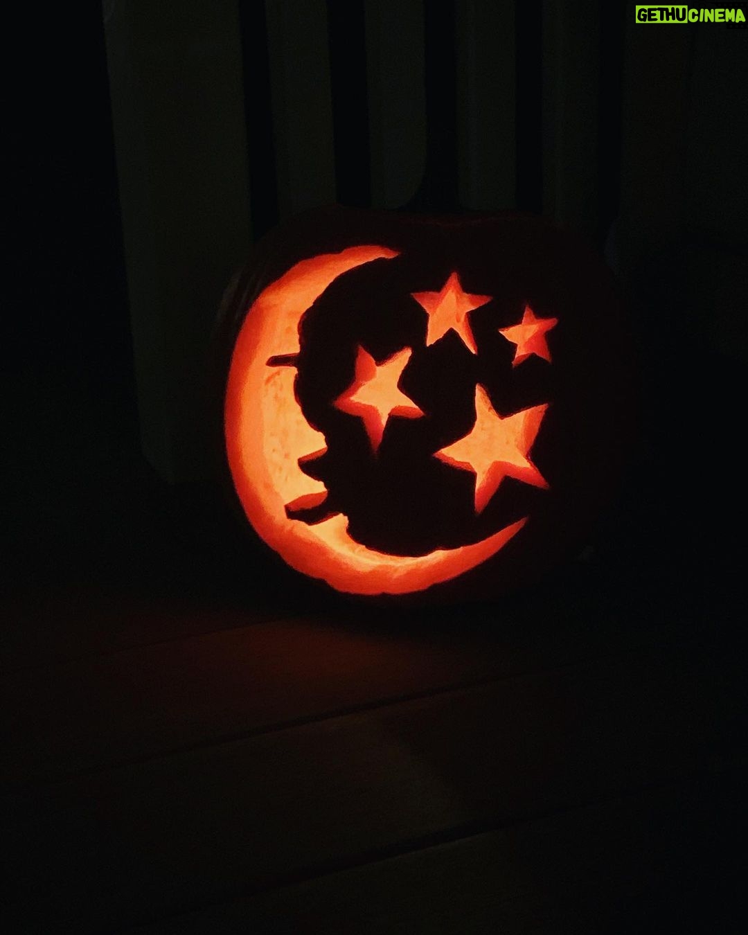 Tom Ellis Instagram - Happy Halloween!!! Fierce competition this year in the pumpkin carving competition 🎃