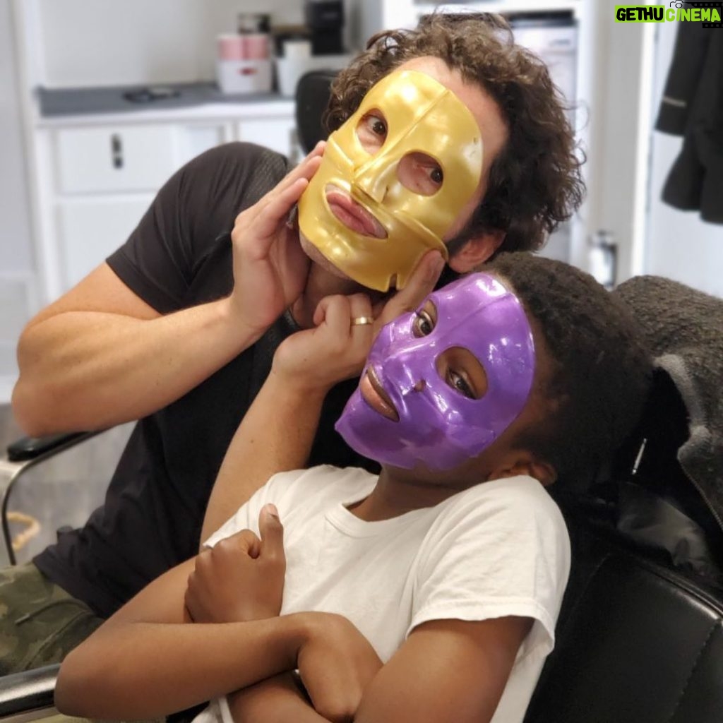 Tom Ellis Instagram - A huge thank you to @kneskoskin from me and my glamorous co-star @eddiekaranjaofficial for these rejuvenating face masks!!!!! #washingtonblack