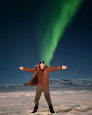 Tom Ellis Instagram - #tbt to shooting in Iceland a month ago. I’ve wanted to see the Northern Lights my whole life and was not disappointed. What A Stunning country ❤️🇮🇸