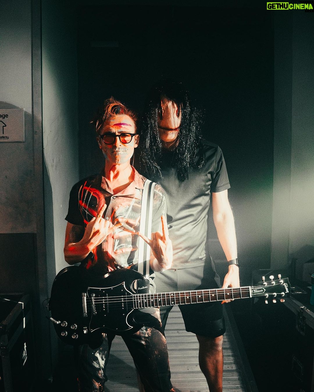 Tom Fletcher Instagram - Halloween was a blast this year. Thanks to everyone who came and dressed up. 20 years of teching for me has clearly taken its toll on @nellyrocks 😱 shout out to @lauras_life_and_loves for the pumpkins 🤘🎃 📸 @federicaburellii