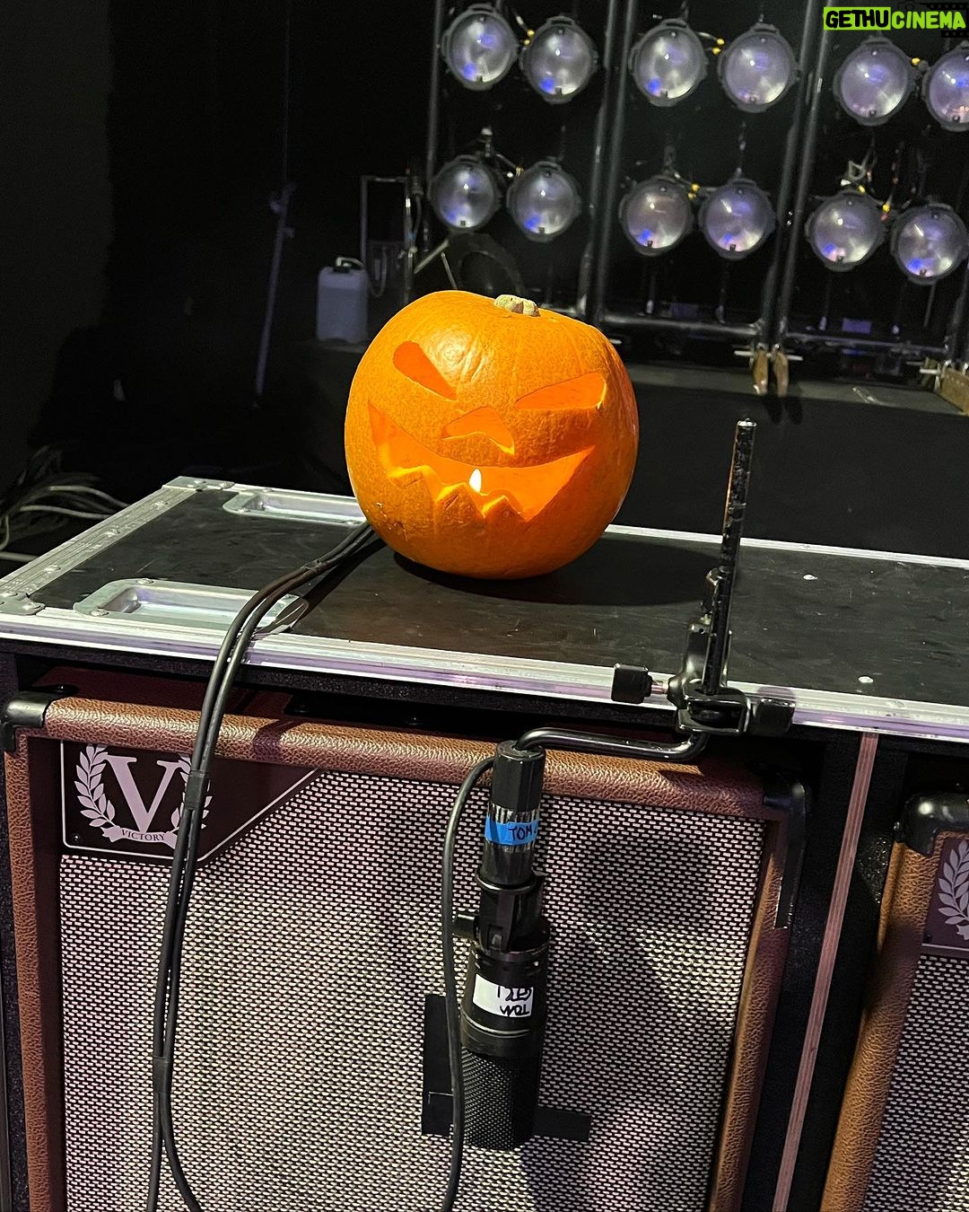 Tom Fletcher Instagram - Halloween was a blast this year. Thanks to everyone who came and dressed up. 20 years of teching for me has clearly taken its toll on @nellyrocks 😱 shout out to @lauras_life_and_loves for the pumpkins 🤘🎃 📸 @federicaburellii