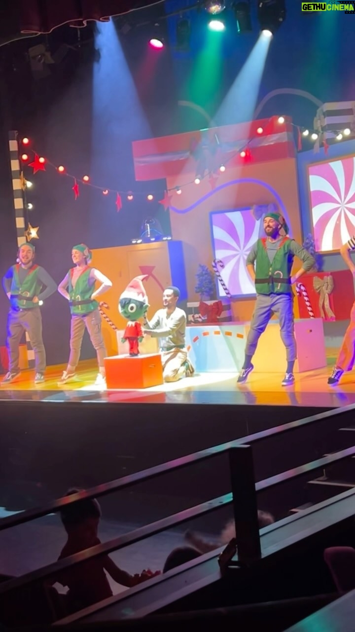 Tom Fletcher Instagram - Loved seeing the Christmas version of There’s A Monster In Your Show today with the kids. 😍 #monsterinyourshow @meiworldwide