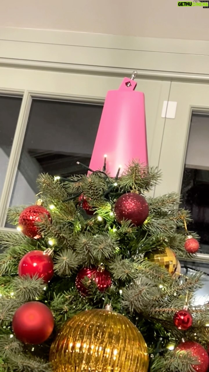 Tom Fletcher Instagram - When all you want for Christmas is a “pink cowbell like the ones on tour”. 🎅 What’s Santa’s favourite @mcflymusic song? Everybody Ho’s! 🤘