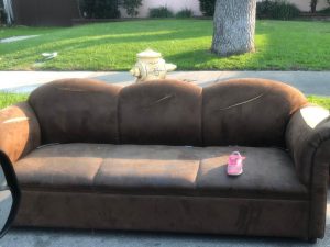 Tom Hanks Instagram - A little girl lost a shoe and that couch is gonna get towed!!! Hanx.