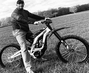 Tom Hardy Instagram - 👊🏻💥🏍🚲🚳♠️ - www.sur-ron.co.uk @surronukofficial @surron_official @reorgcharity @roguefitness @gripperjiujitsu 
#surron #surronlightbee