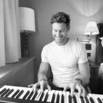 Tom Hopper Instagram - That’s right, I do piano 🎹 If you need a full size piano that can fit in to a backpack @pianodevoyage is the one. Perfect for practicing on the go 👌🏼 Manhattan, New York