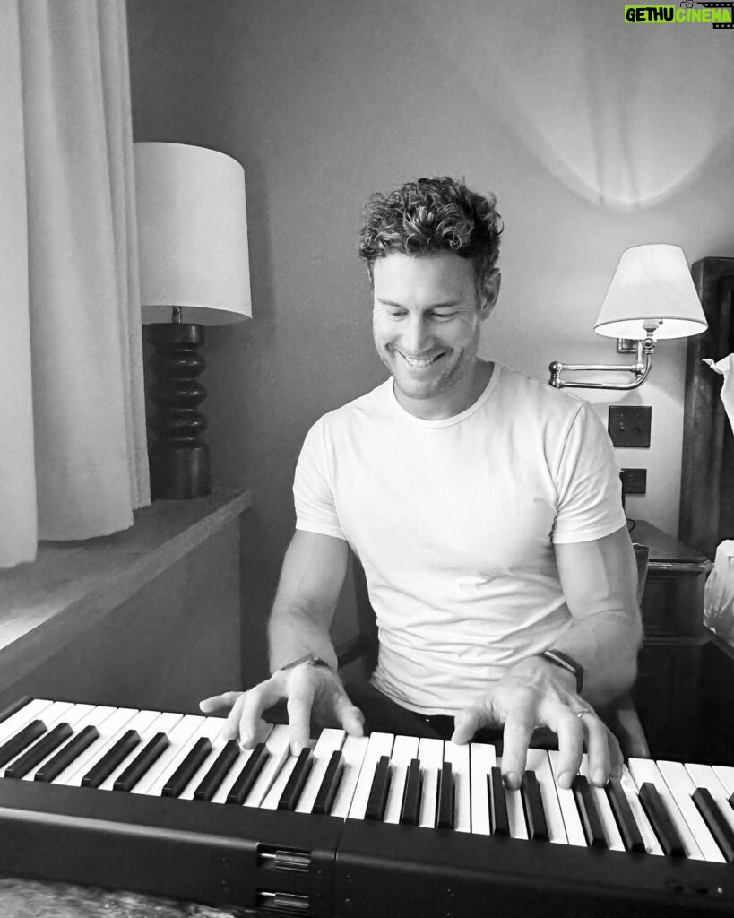 Tom Hopper Instagram - That’s right, I do piano 🎹 If you need a full size piano that can fit in to a backpack @pianodevoyage is the one. Perfect for practicing on the go 👌🏼 Manhattan, New York