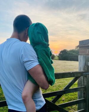Tom Hopper Instagram - Sunset with my little dinosaur 🦖🥰

Remembering our beautiful friend @jonesallenart who we so sadly lost this week. She was one of the world’s true angels, and we will miss her dearly, but will always be remembered in our hearts, especially at sunset ❤️🙏🏼