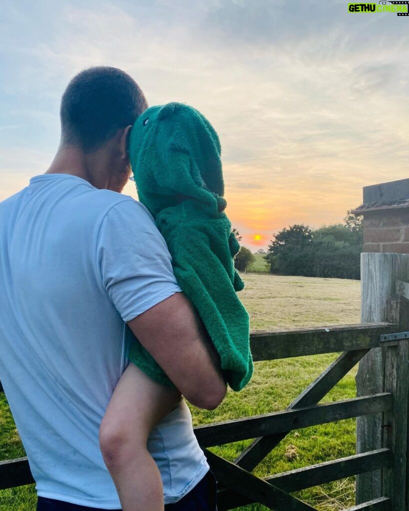 Tom Hopper Instagram - Sunset with my little dinosaur 🦖🥰 Remembering our beautiful friend @jonesallenart who we so sadly lost this week. She was one of the world’s true angels, and we will miss her dearly, but will always be remembered in our hearts, especially at sunset ❤🙏🏼