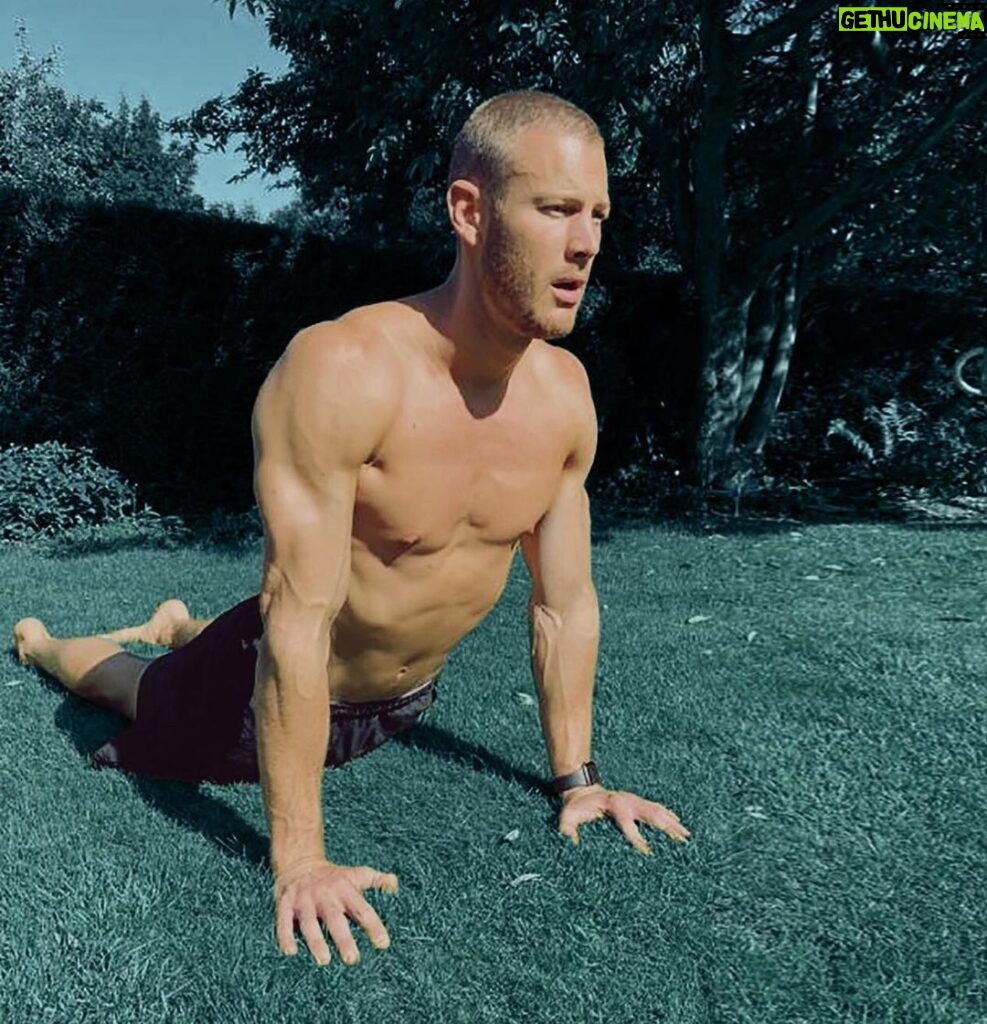 Tom Hopper Instagram - #workoutwednesday 2 minute Abs! Here’s a nice and simple but effective core workout! Make it as tough as you need by doing more rounds! As always challenge yourself, don’t kill yourself! Enjoy! Link to full workout and demo in bio 👍🏼