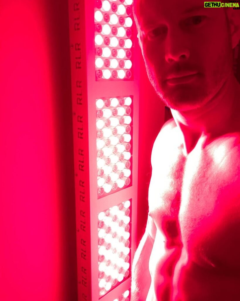 Tom Hopper Instagram - Red light therapy! You know me, when it comes to a healthier life, our nutrition and lifestyle choices have to come first. But I love to use the latest tech when possible to truly optimise my own and my loved ones health. I’ve been using this light from @redlightrising for a while now and here’s the most noticeable benefits I’ve personally found. Increased energy Increased muscle recovery A more balanced circadian rhythm and better sleep A shoulder injury I had which has dramatically improved since using the light. I’ve been using it first thing in the morning which boosts my serotonin for the day. It’s amazing for those cloudy overcast days when you can’t get those benefits from the sun first thing in the AM. This kind of Red light works to benefit the body on a cellular level and has been shown to have massive health benefits for us. It also increases collagen production and is amazing for our skin health. I’ve definitely been convinced by the tech but try for yourself!