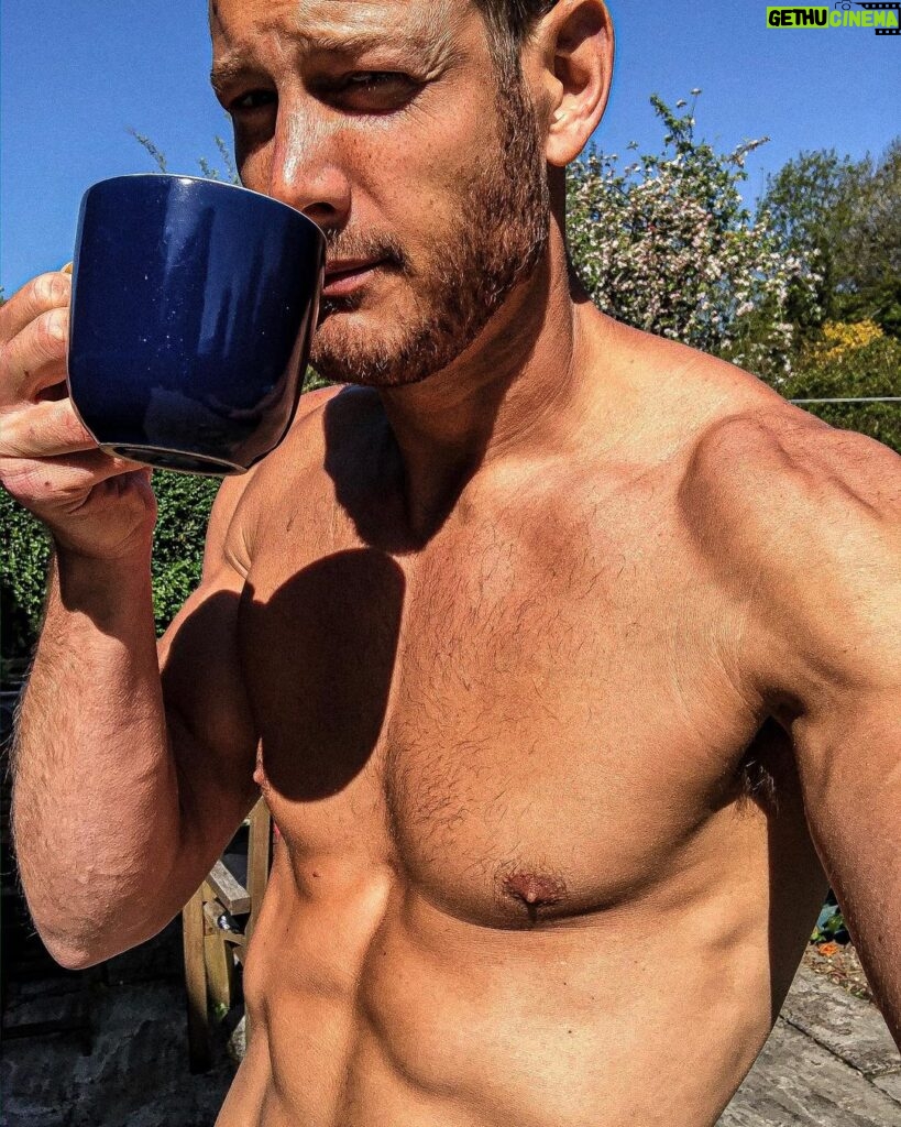 Tom Hopper Instagram - SWIPE FOR WORKOUT! You ask and you shall receive! 93% said YES to #WORKOUTWEDNESDAY....and also, 7% of people saying “yeah yeah whatever with all your health stuff, just take your shirt off”......🤨 you know who you are, you filthy lot! Hilariously @laurahopperhops admitted she voted no 🤣 But first... @differencecoffee