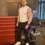 Tom Hopper Instagram – Hmmm…who wore it better?🤔

📸 @thegarmentgirl