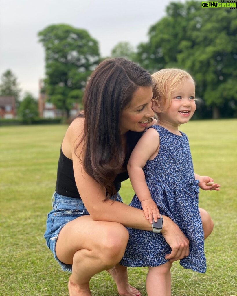 Tom Hopper Instagram - UK Mother’s Day today! Happy Mother’s Day to this beautiful yummy Mummy! The captain of our little ship, that keeps us sailing in the right direction every day. We would be lost without you @laurahopperhops Thank you for being the best mummy in the world to our babies ❤❤