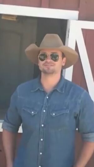 Tom Welling Instagram - Better shake a leg, I’m headed to Awesome Con this weekend March 8-10. 
Hope to see you there. 

@awesomecons 

#awesomecon #ac24