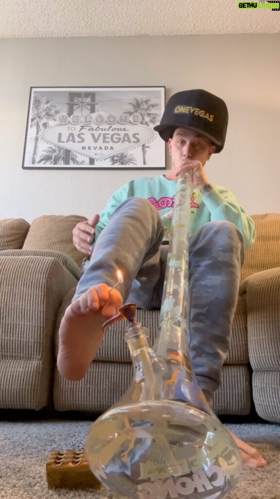 Tommy Chong Instagram - Look Ma no hands @cheechandchongglass NFS🚫+21 #cheechmarin #chong #tommychong Las Vegas, Nevada