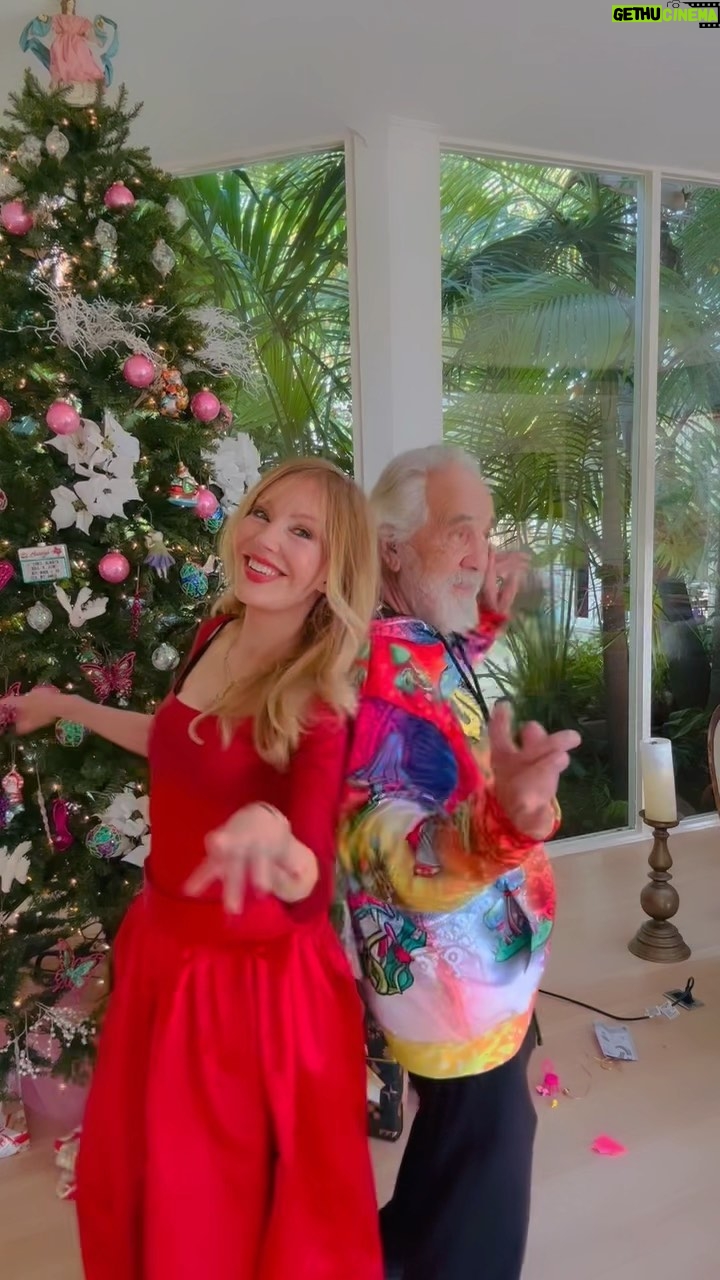 Tommy Chong Instagram - MERRY CHONGMAS MAN 🎅💚 @funnyshelby