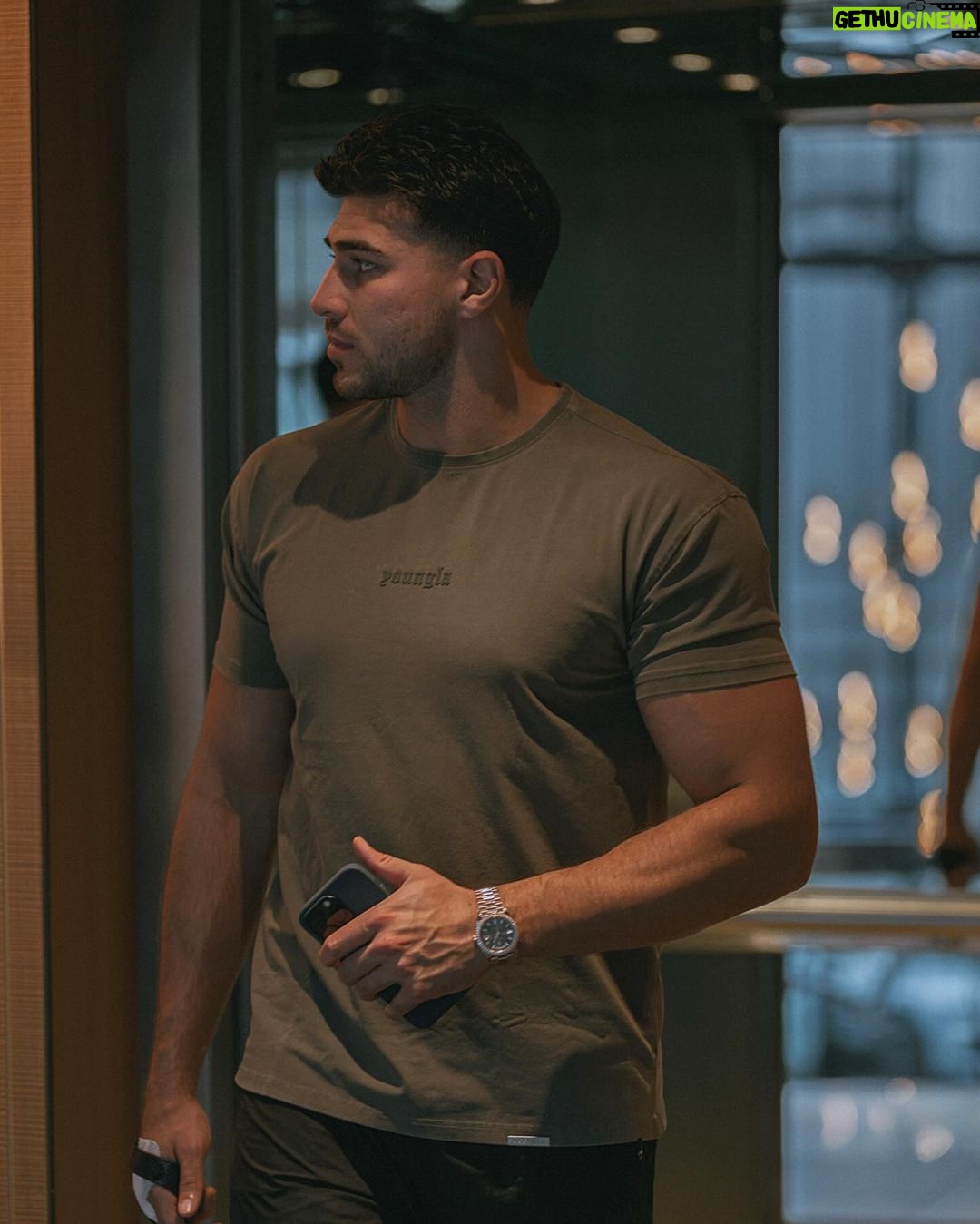Tommy Fury Instagram - Out and about🤳🏼 @youngla ad