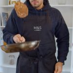 Tommy Fury Instagram - Round 5 @marksandspencerfood , and it’s time for some High Protein Pancakes! 🥞 These beauties are made with M&S’ NEW High Protein Vanilla Yogurt containing 25g of protein, and they’re finished with the delightful High Protein Choco Crunch! 🤩 PLUS this recipe is Eat Well certified, meaning you’re making a healthy (and delicious) choice when making them! 👍 #mandsfood #thisisnotjust #foodvsfury ad
