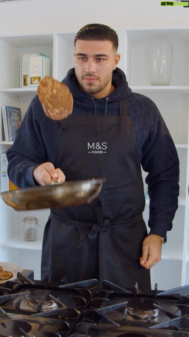 Tommy Fury Instagram - Round 5 @marksandspencerfood , and it’s time for some High Protein Pancakes! 🥞 These beauties are made with M&S’ NEW High Protein Vanilla Yogurt containing 25g of protein, and they’re finished with the delightful High Protein Choco Crunch! 🤩 PLUS this recipe is Eat Well certified, meaning you’re making a healthy (and delicious) choice when making them! 👍 #mandsfood #thisisnotjust #foodvsfury ad