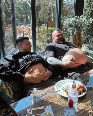 Tommy Fury Instagram - 🫃🏻🫃🏻just two bellys minding their business. Who’s watched mine and @eddiehallwsm latest YouTube’s ?🤣….