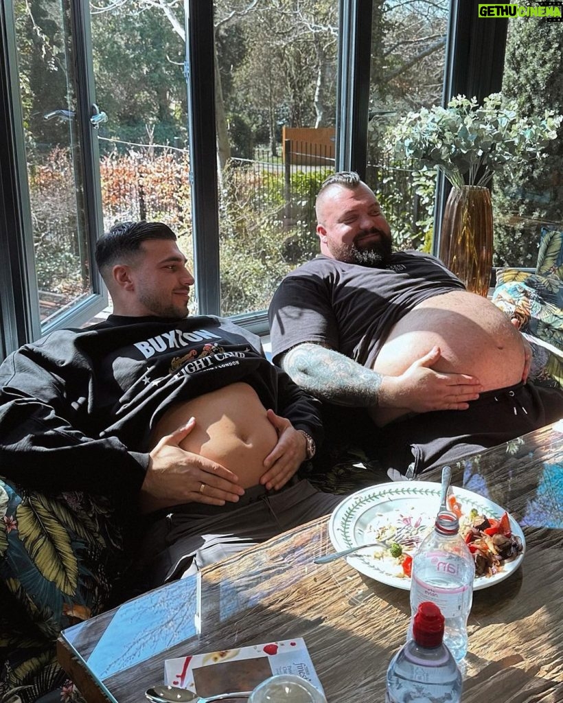 Tommy Fury Instagram - 🫃🏻🫃🏻just two bellys minding their business. Who’s watched mine and @eddiehallwsm latest YouTube’s ?🤣….