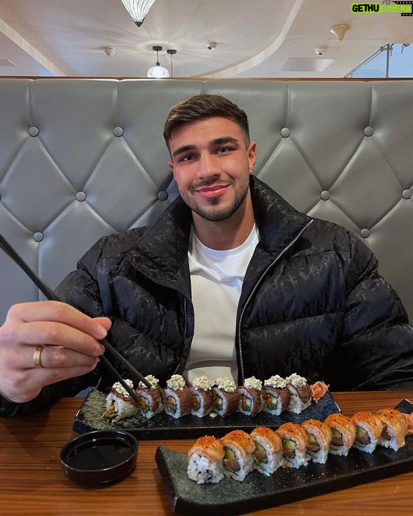 Tommy Fury Instagram - Acting like I can use chopsticks 🤥🥢