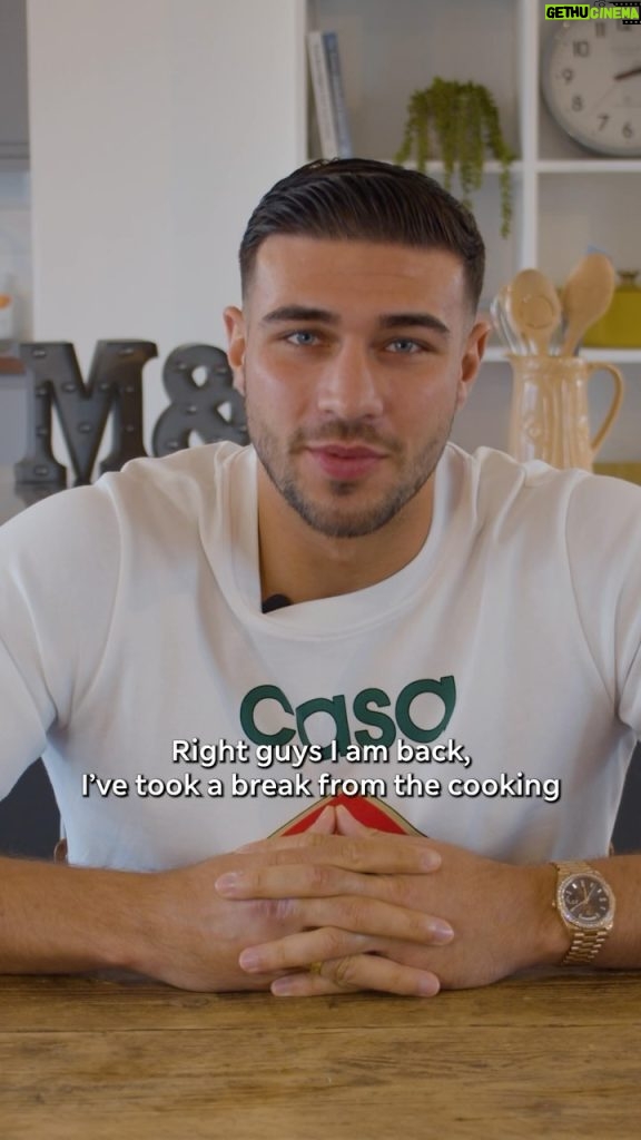 Tommy Fury Instagram - To perform at your best you’ve got to eat the best - that’s why I’ve taken a break from the cooking to try out the NEW High Protein range from @marksandspencerfood ! 🥊💪 They’ve got some quick and delicious prepared meals launching this January including Pasta & Meatballs (36g protein) and Naked Chicken Katsu (26g protein), as well as some incredible breakfast options like the Apple Crumble Overnight Oats (18g protein). They’ve even got the ultimate workout lunch and perhaps my favourite of the range… the Vietnamese Prawn Salad (22g protein) 🦐 perfect for when I’m out and about and need to grab lunch. Let me know if you plan on trying some of the new range from M&S!? 👇 #ad #mandsfood #thisisnotjust #highprotein