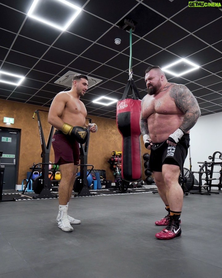 Tommy Fury Instagram - 🫃🏻🫃🏻just two bellys minding their business. Who’s watched mine and @eddiehallwsm latest YouTube’s ?🤣….