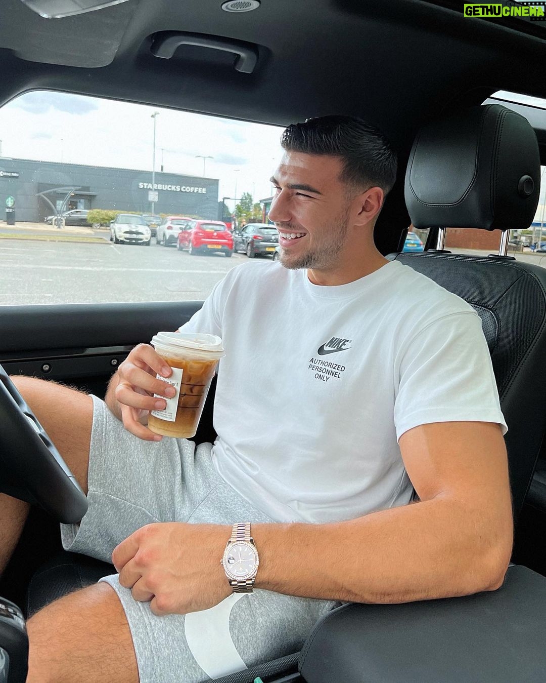 Tommy Fury Instagram - Her taking my pics looks like this🙃