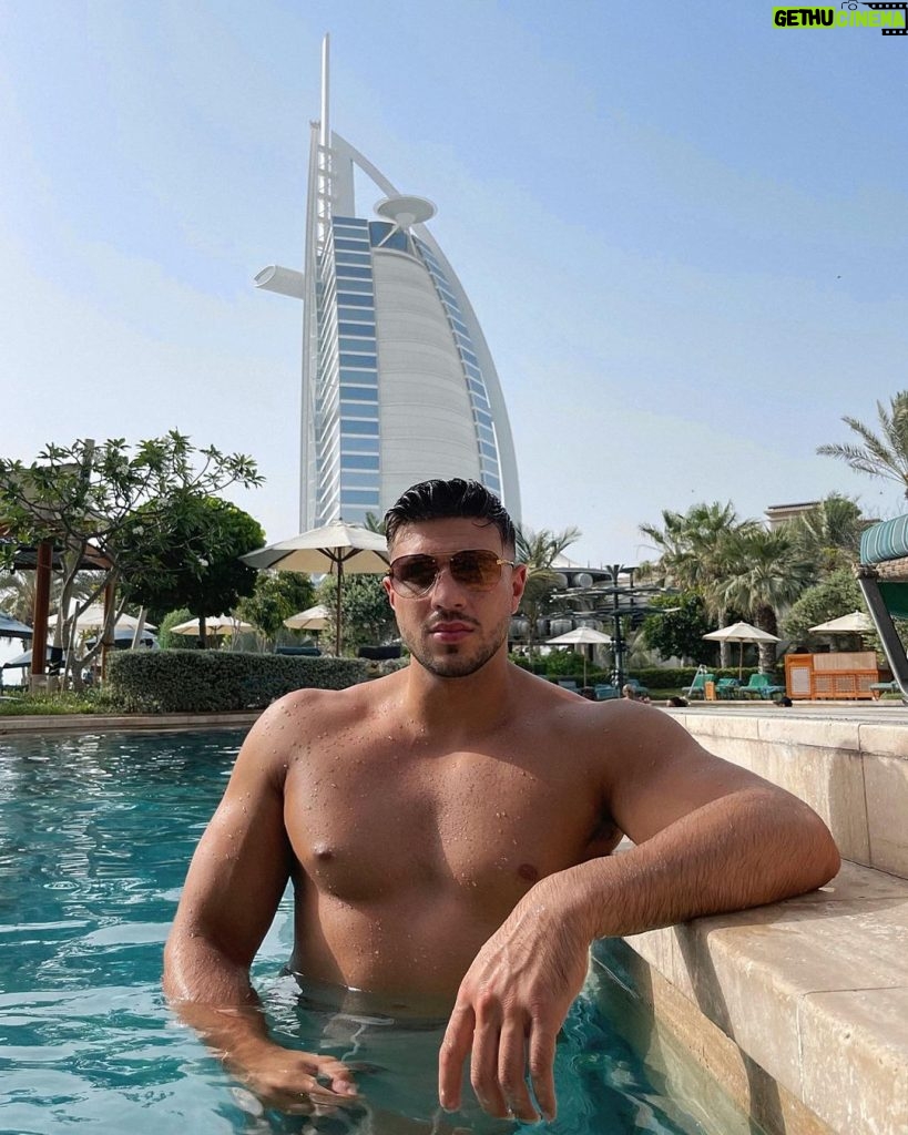 Tommy Fury Instagram - Poolside with a view💧 Dubai, United Arab Emiratesدبي