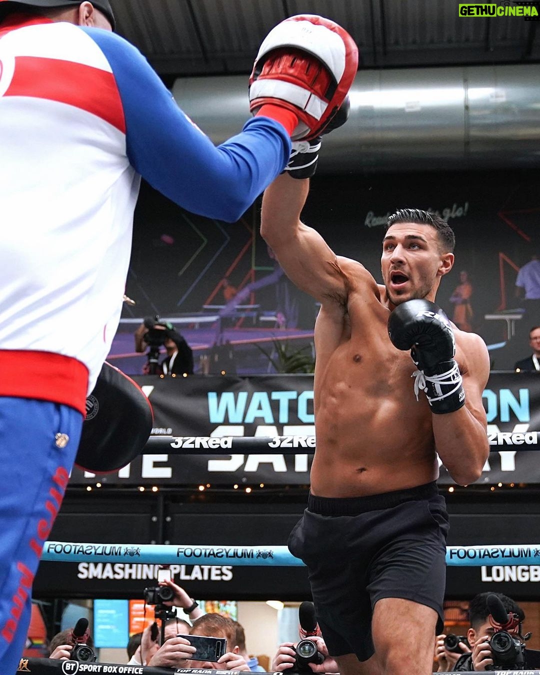 Tommy Fury Instagram - Public workout. 3 days👀 London, United Kingdom