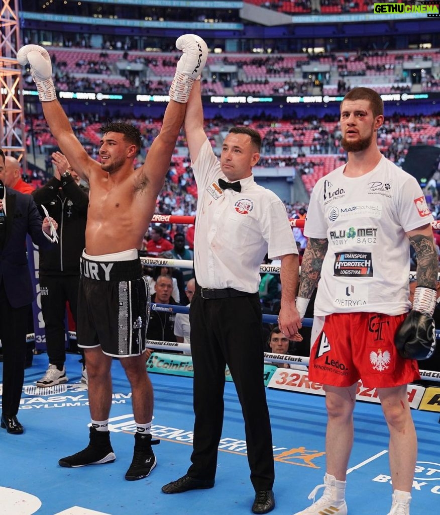 Tommy Fury Instagram - An atmosphere I’ll never forget. 8-0 ❤️ Wembley Stadium