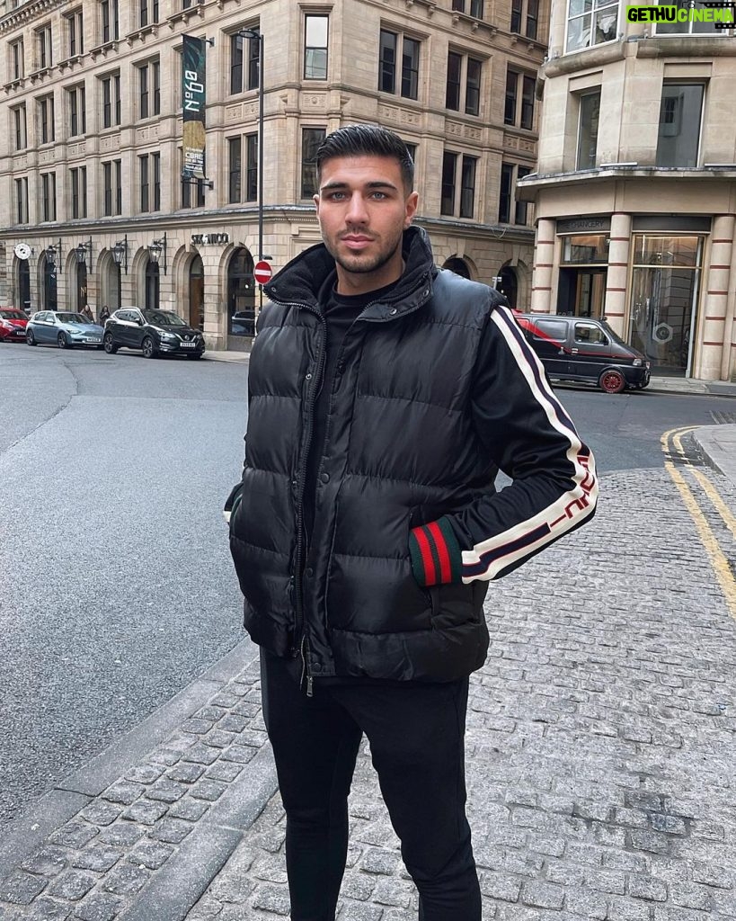 Tommy Fury Instagram - Was gonna act like this isn’t Mollys body warmer… but it is… so that’s that ✌🏼 Manchester, United Kingdom