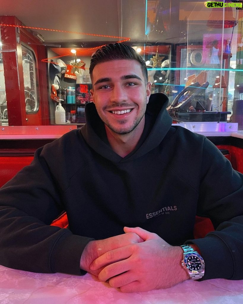 Tommy Fury Instagram - This trip has consisted of eating and more eating 🍔…. Ellens Stardust Diner