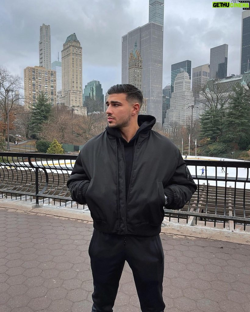 Tommy Fury Instagram - The set backs in 2021 only made me hungrier. 2022 I’m coming for everything📈 New York City