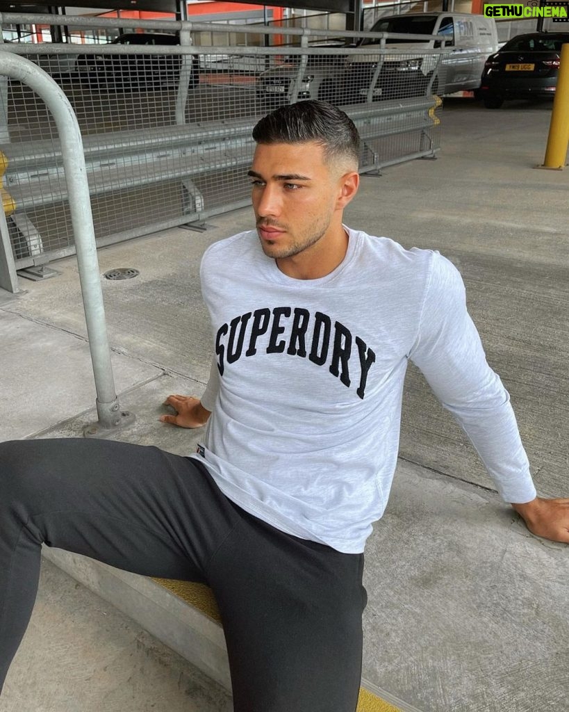 Tommy Fury Instagram - Found me some shade🥵 @superdry use code- TOMMY10 for 10% off at checkout. AD
