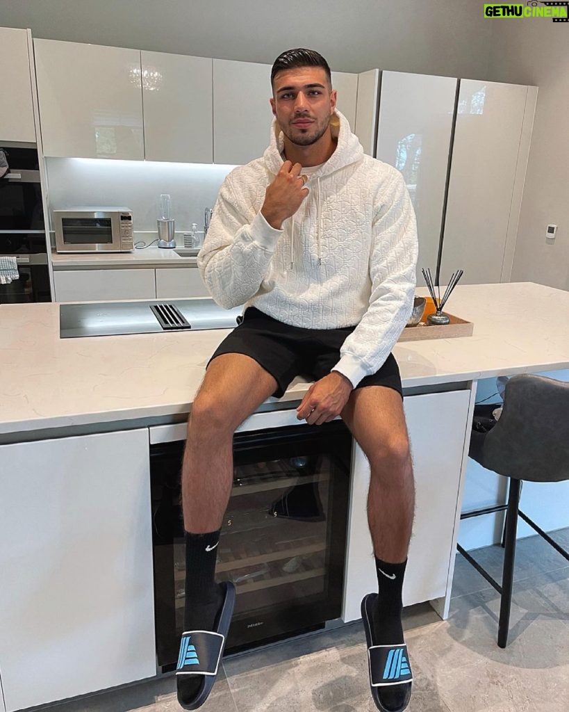 Tommy Fury Instagram - Aldi strikes again with the fresh creps🤣 Online today, in stores July 4th… @aldiuk AD #aldimania