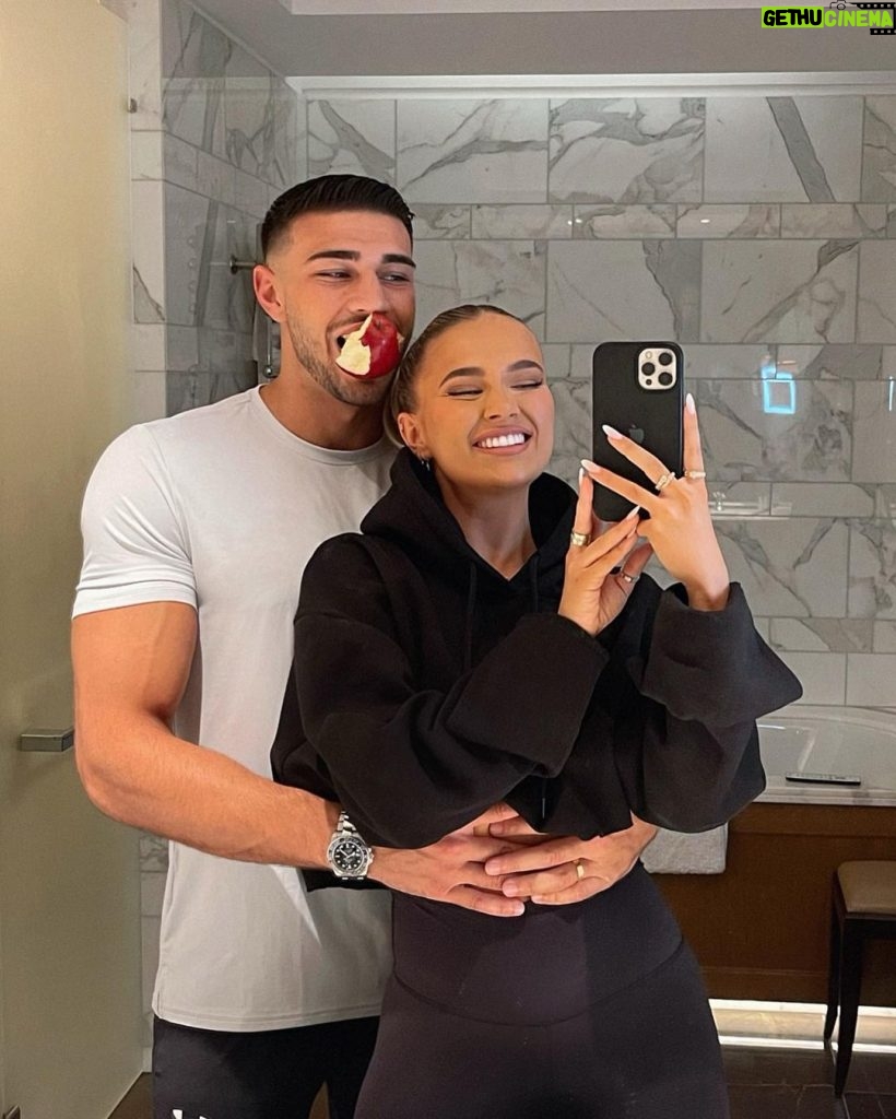 Tommy Fury Instagram - You and me forever ❤️ 14/02/22 London, United Kingdom