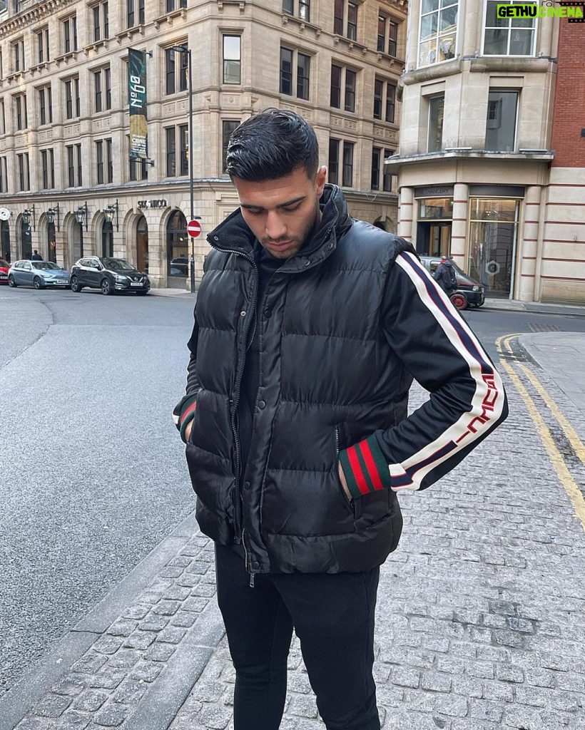 Tommy Fury Instagram - Was gonna act like this isn’t Mollys body warmer… but it is… so that’s that ✌🏼 Manchester, United Kingdom