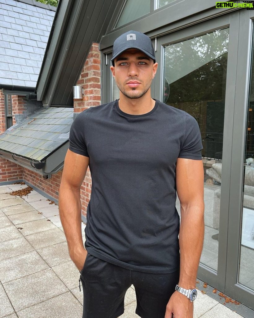Tommy Fury Instagram - Chill day✔️✔️ @lsauve_official cap from the new ‘members’ headwear range. Code TOMMY15 for 15% off site wide. Check them out🖤 AD Manchester, United Kingdom