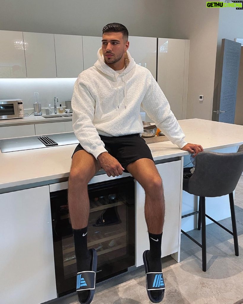 Tommy Fury Instagram - Aldi strikes again with the fresh creps🤣 Online today, in stores July 4th… @aldiuk AD #aldimania