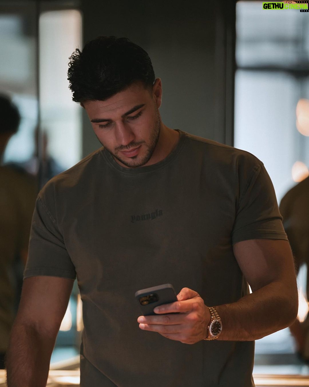 Tommy Fury Instagram - Out and about🤳🏼 @youngla ad