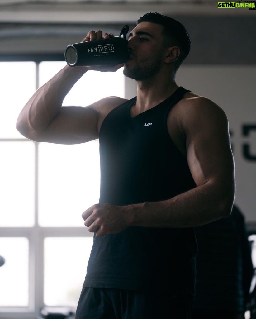 Tommy Fury Instagram - Straight back to it💪🏻. The @myprotein cyber sale has started with some amazing deals on site for the whole of November! Don’t forget to use code - FURY for 55% off almost everything for the next 24hrs👊🏼 #ad