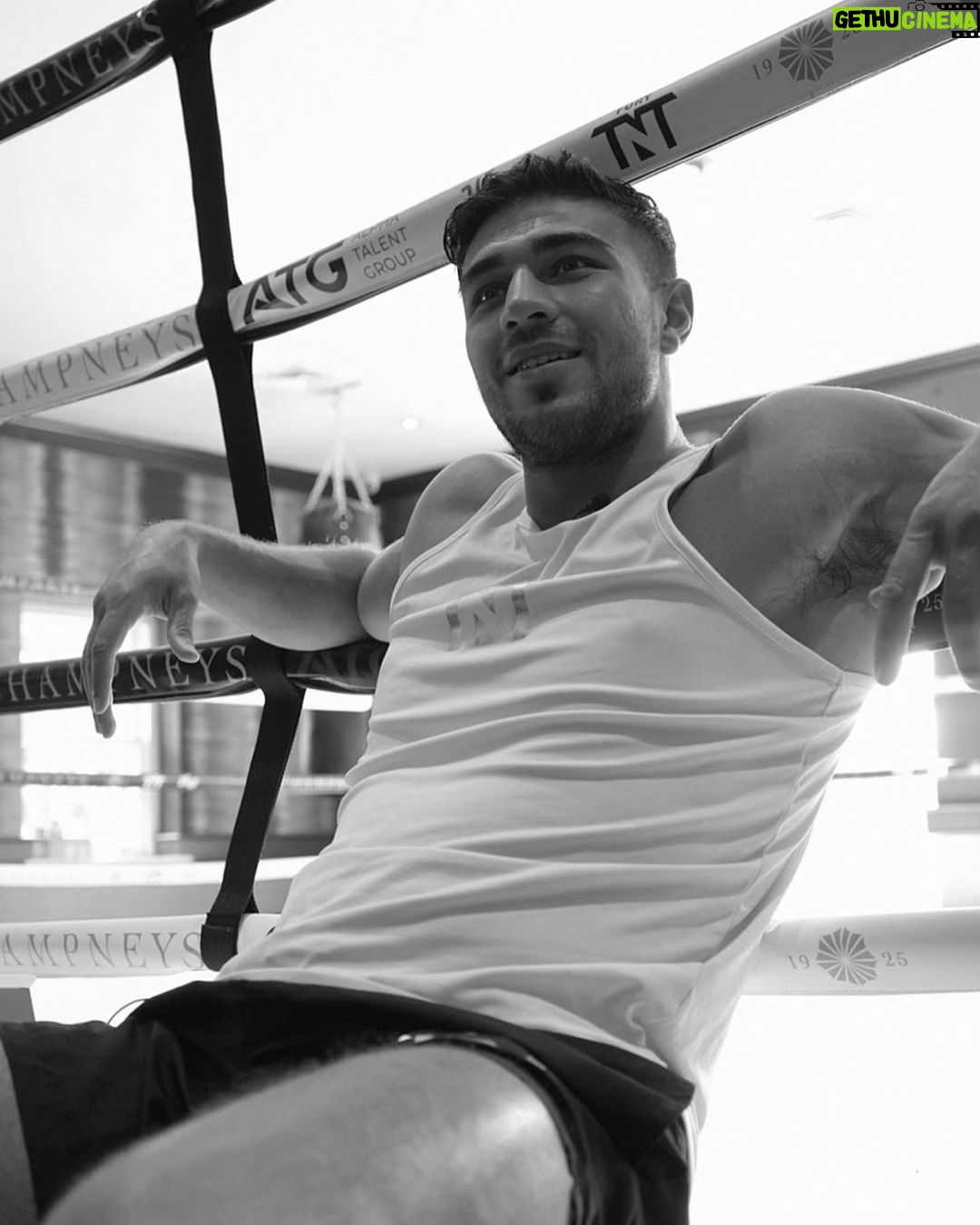 Tommy Fury Instagram - Fun and games in the office ✏️🗓