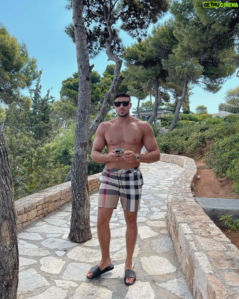 Tommy Fury Instagram - Back to sunnier times 🌊