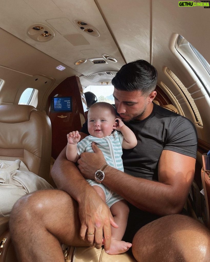 Tommy Fury Instagram - Reflecting on the past month… I’ve never felt so grateful for the life I have. As I enter this next camp, I do it all with my beautiful family as my ‘why’. Thank you God🙏🏼
